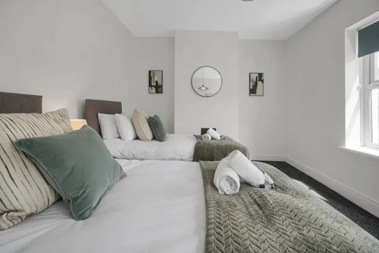 Central Chic - Huge Home - Free Wifi