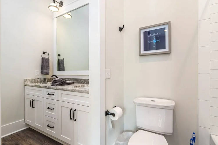 Lakeside Elegance Near Beach Access