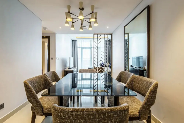 Stunning 2BR with Balcony-Canal View