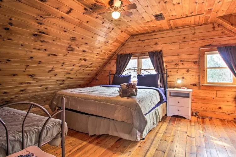 Rustic Cabin w/ Screened Deck: 8 Mi to Dollywood