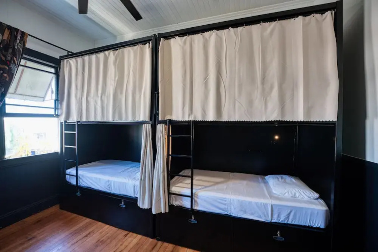 Howzit Hostels Hawaii