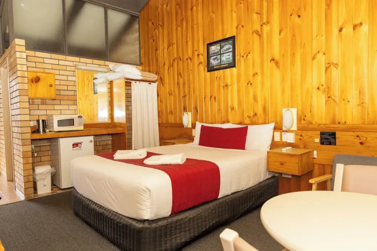 All Travellers Motor inn