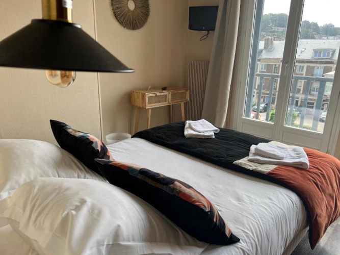 Standard Double room with street view