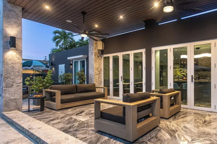 ElGatsby King Pool ResortVibe NearBeach