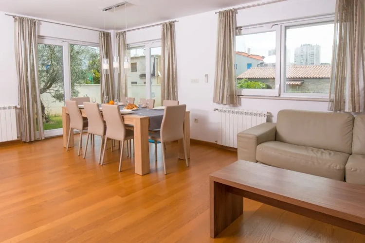 4 Bedrooms Deluxe Apartment