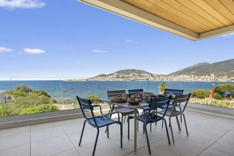 2 Bedrooms Comfort Apartment with sea view