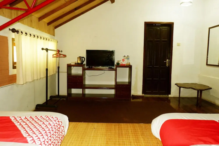OYO 438 Cemara's Homestay