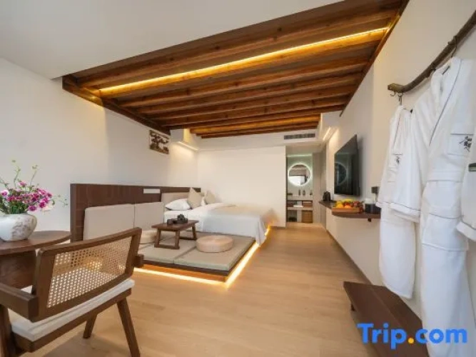 Standard Family room with courtyard view