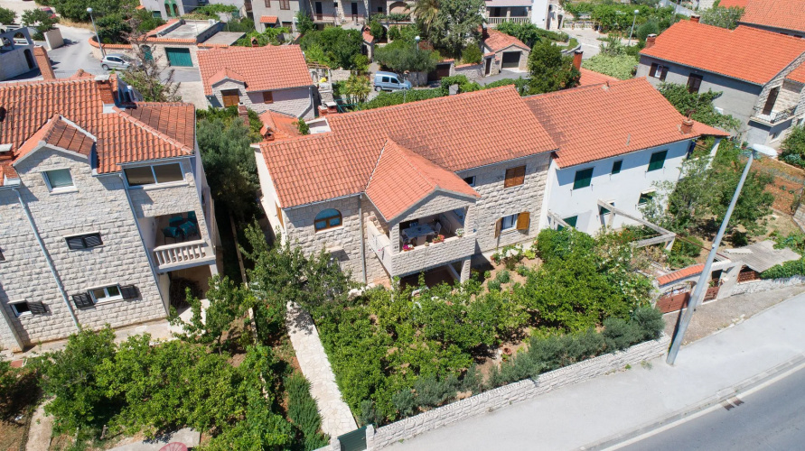 Apartment Zora - with large garden terrace: A Donji-Polanda Supetar, Island Brac