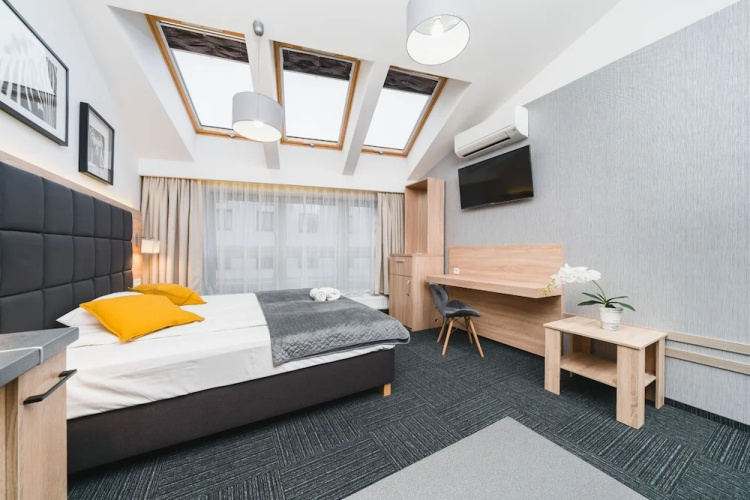 Aron Residence