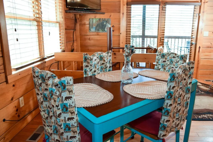 BEAR HINEY HANGOUT - 2 Br Cabin
