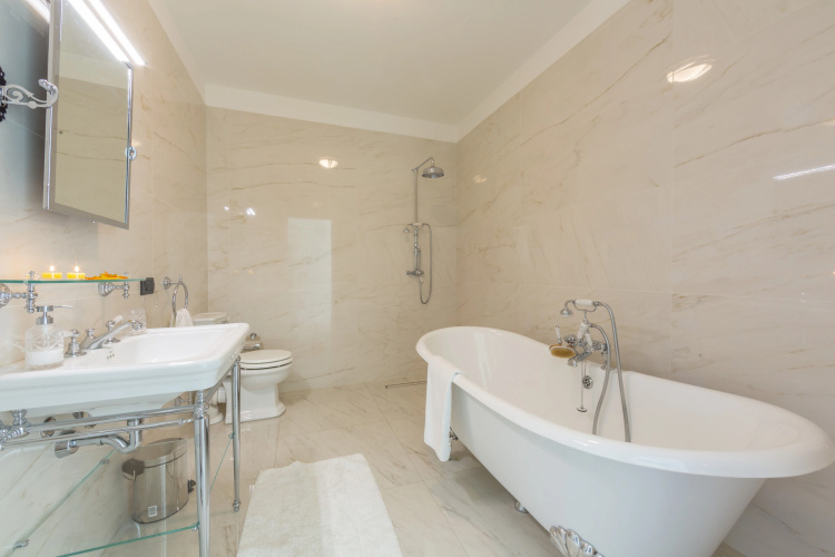 Beautiful 5 Bdrm Modern Penthouse