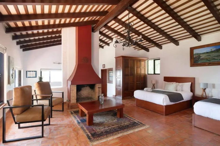 3 Bedroom Spacious Villa with Pool & Lake view