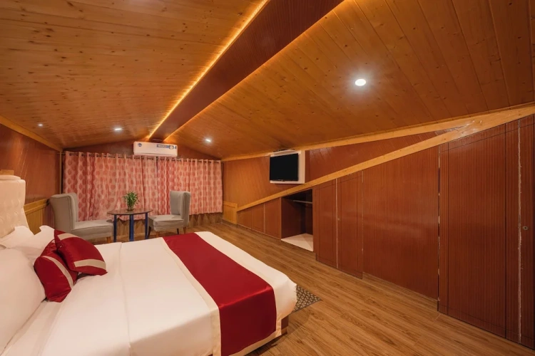 3 Bedrooms Standard Family room with land view