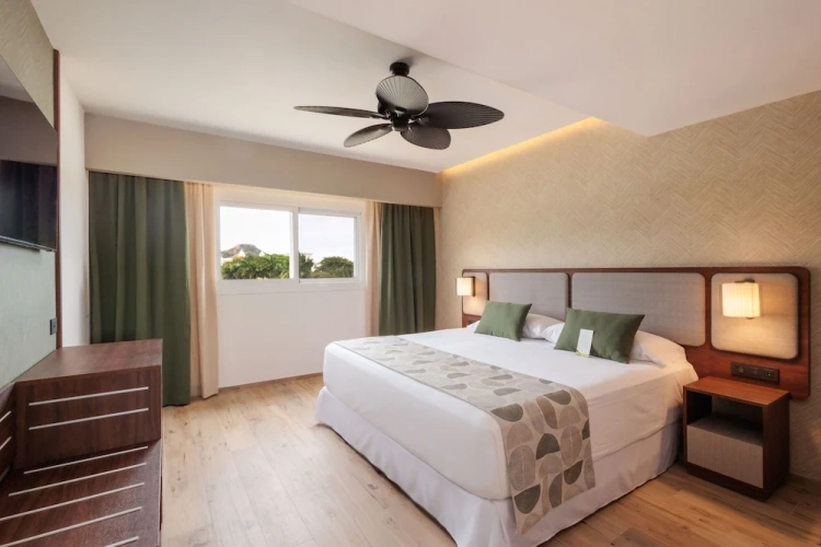 2 Bedrooms Superior Family room
