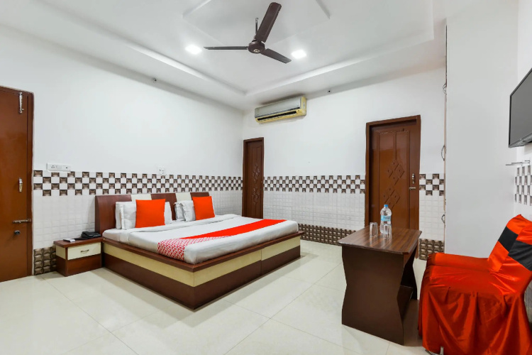 OYO 7609 Hotel Dolphin