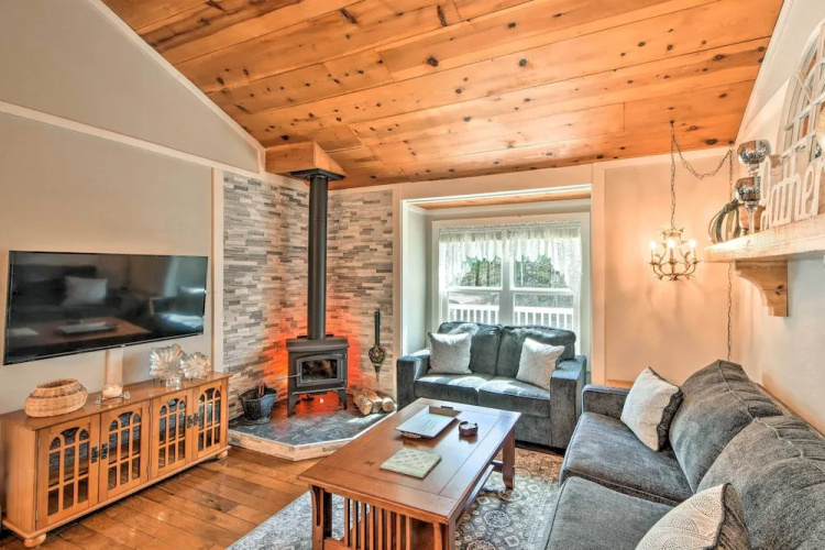 Hot Tub, Fire Pit: Family-friendly Murphy Home