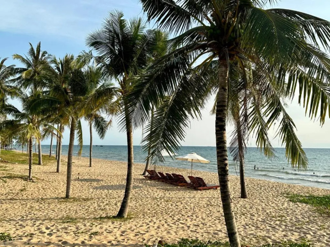 8BR west coast Phu Quoc beach townhouse shared swimming pool