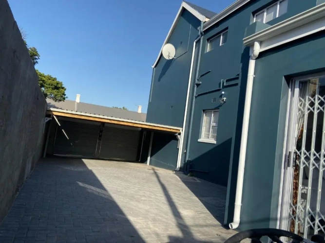 4 Bedrooms Cottage