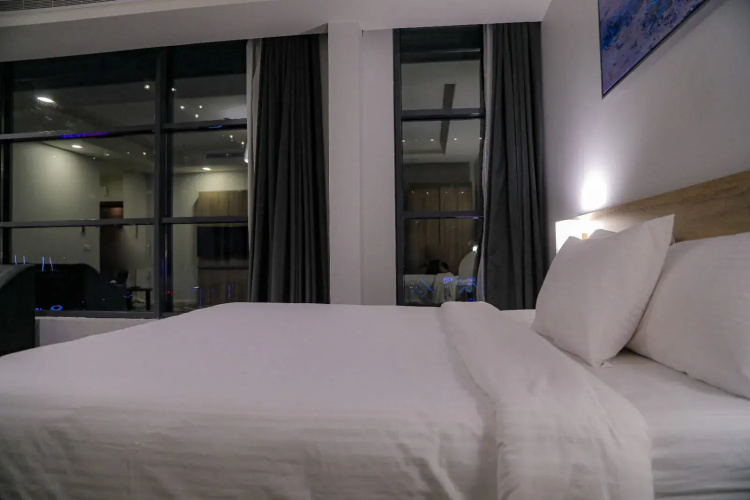 Laten Suites