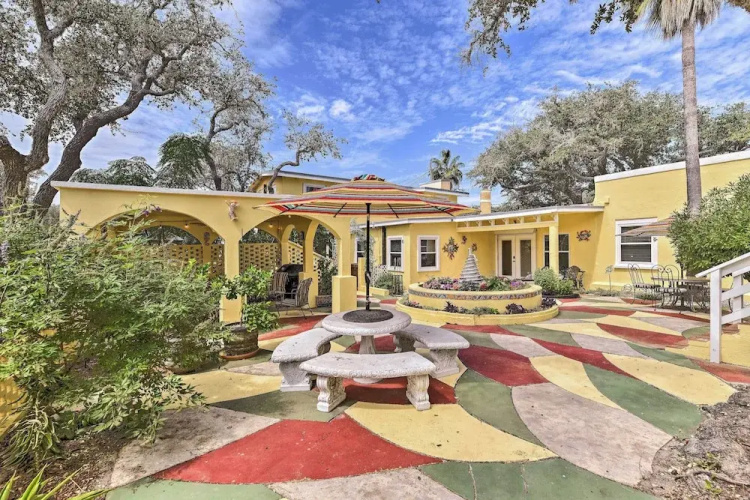 'coastal Cove' w/ Private Deck, 4 Mi to Beach