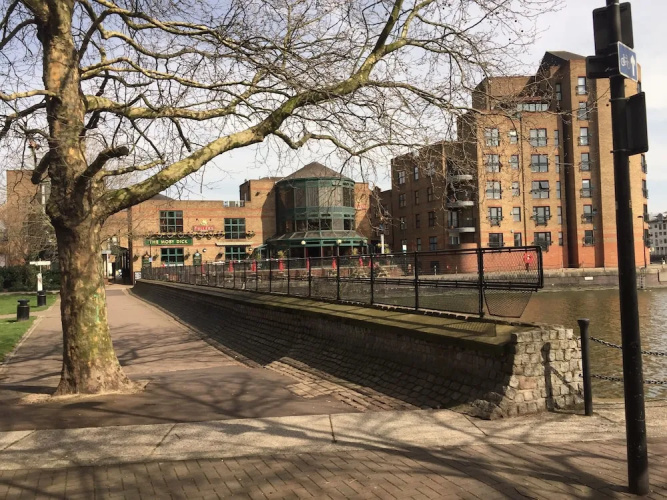 1 Bedroom Flat Facing the Docks