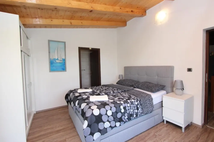 2 Bedrooms Cottage with balcony and with garden view