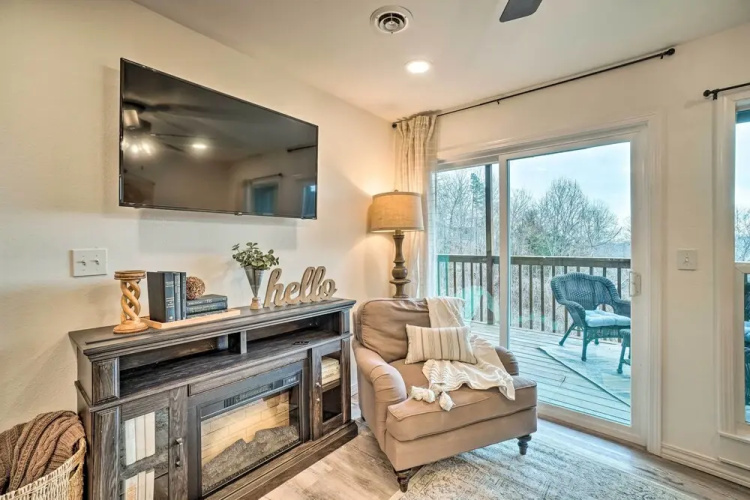 Unwind Fireside! Condo 1 Mi to Silver Dollar City