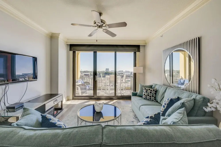 Emerald Grande Condo: Beach, Marina & Ocean View