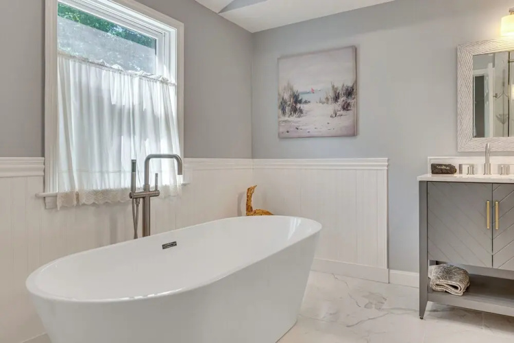 1/2 Mi to Ogunquit Beach: Maine Home w/ Deck!