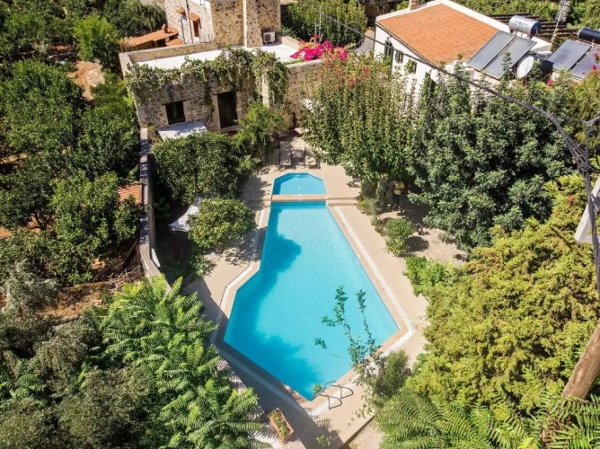 6 Bedrooms Villa
