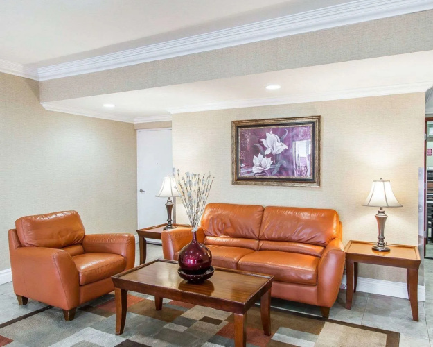 Econo Lodge Inn & Suites