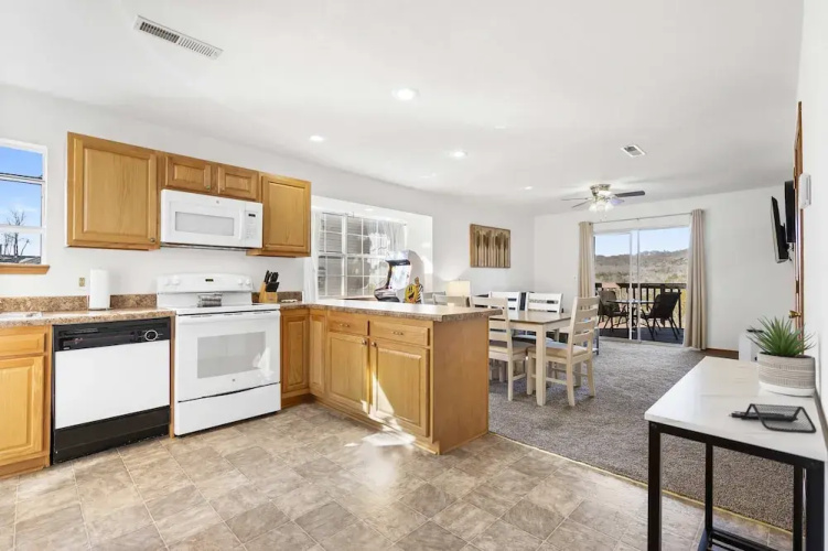 Scenic Lakeview Stay for 5!