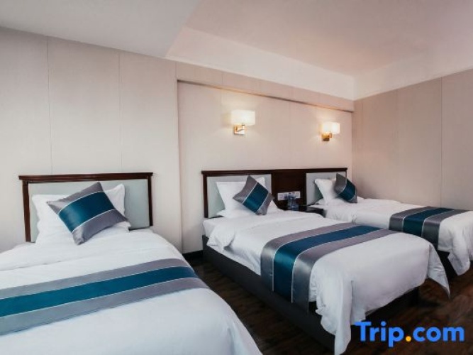 Deluxe Triple Suite
