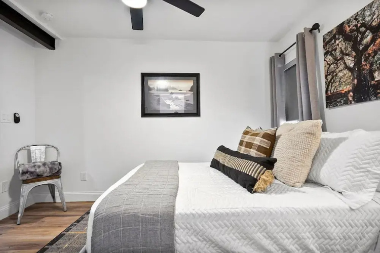 Renovated Bungalow With Work Space Kitchen Patio