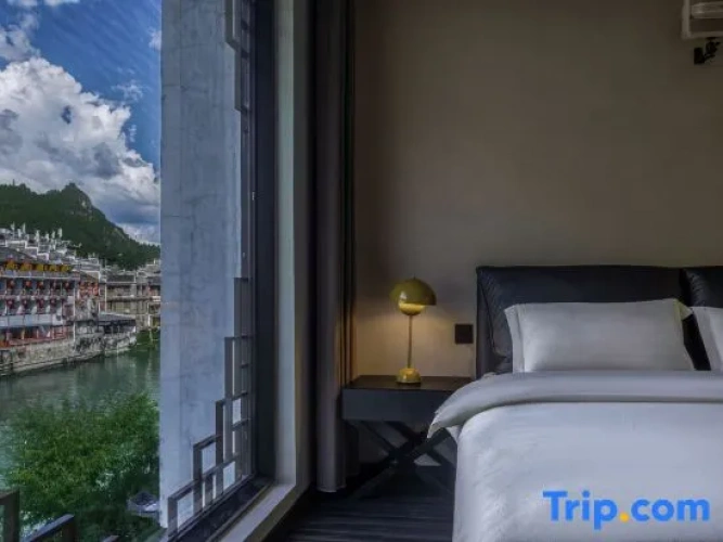 1 Bedroom Luxury Double Suite with river view