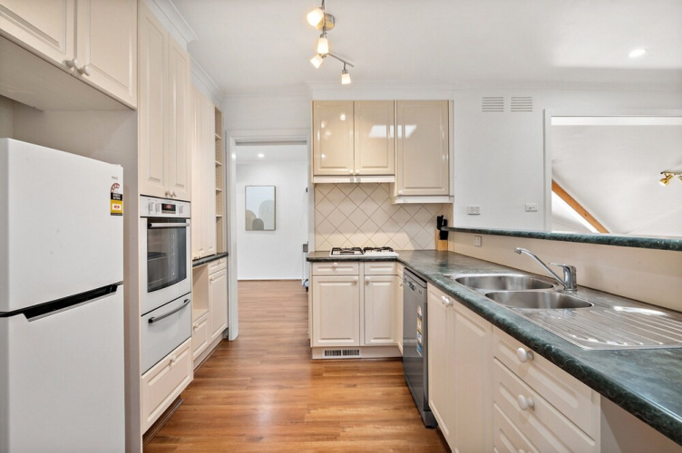 Spacious 4-bed House With Garden in Doncaster