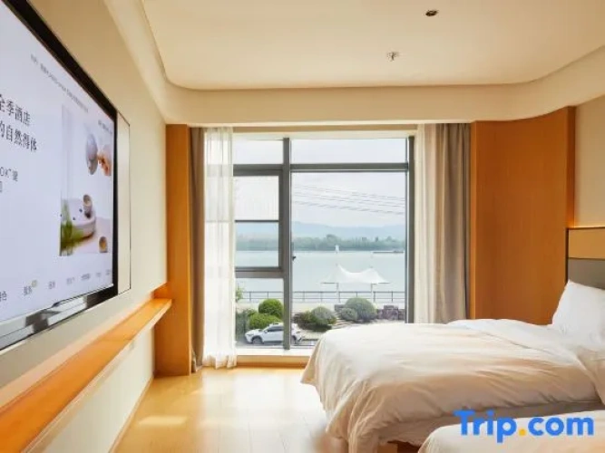 Standard Twin room with river view