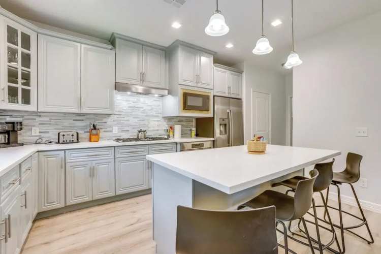 Yard & Workspaces: Luxe Duplex Unit in Houston