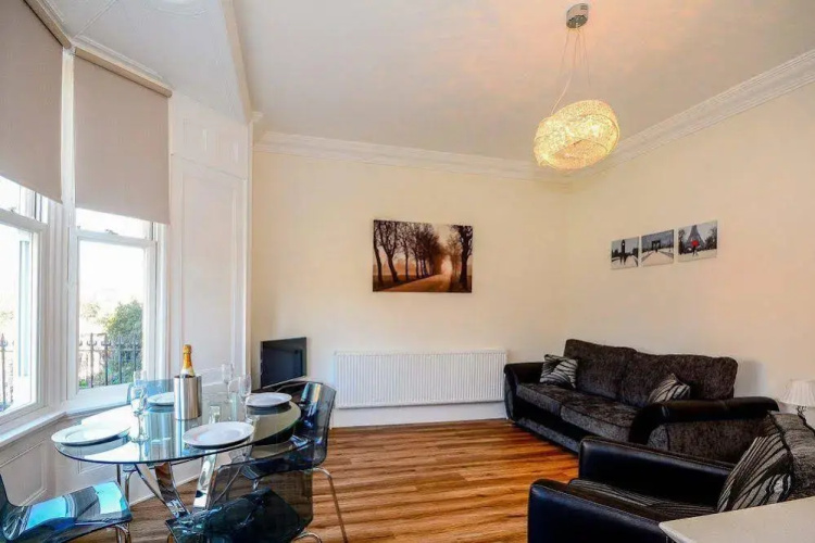 Flat 2 Bluebridge Court - Cliffords Reach
