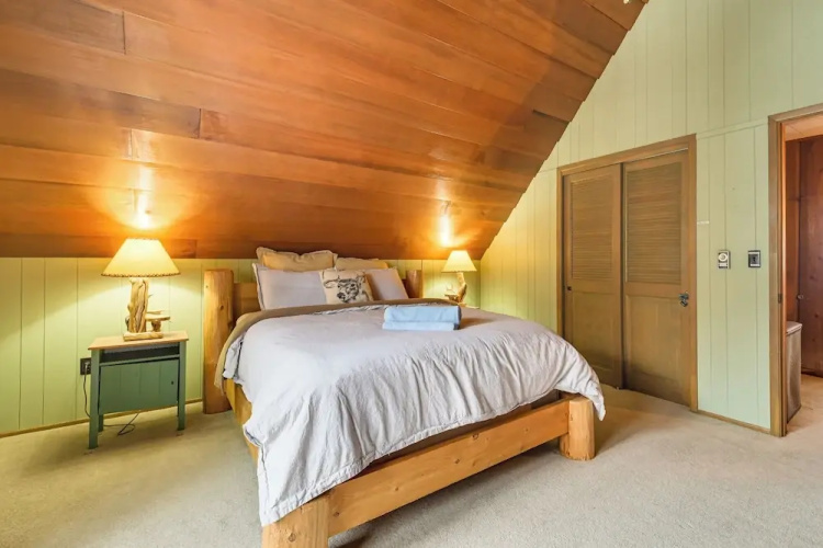 2 Mi to Schuss Mountain: Cozy Cabin w/ Deck
