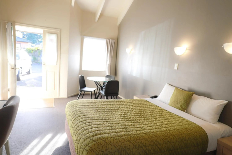 Airport Manor Inn