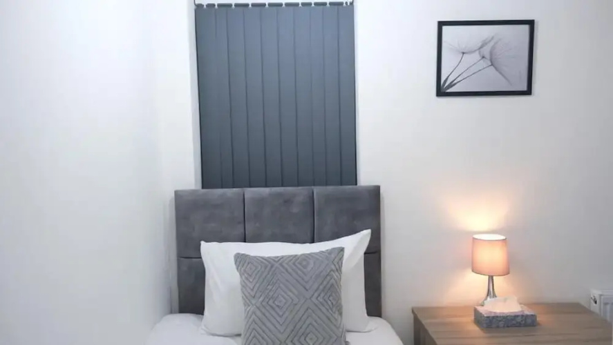 Manchester Entire 3-bed House, Sleeps 5 w/ Parking