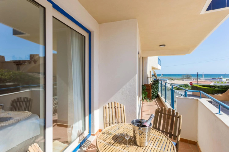2 bedroom Sea View apartment, private parking