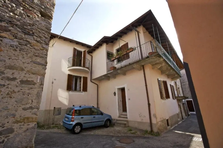 4 Bedrooms Cottage
