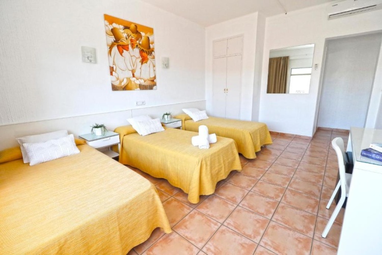 Standard Triple room
