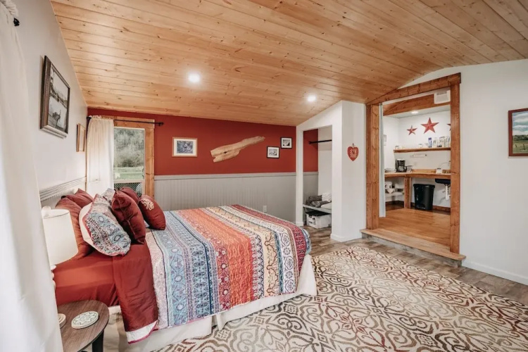 71mf- Rustic - Pets Ok - Sleeps 4 1 Bedroom Cabin by RedAwning