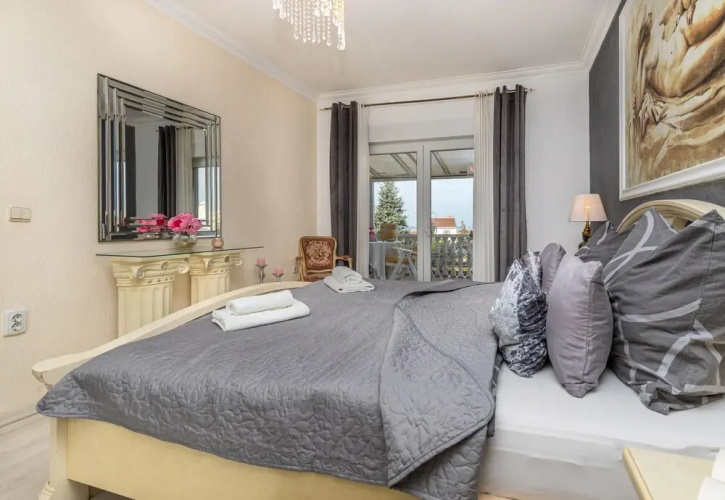 Deluxe Apartment Sandra 1200m From Beach