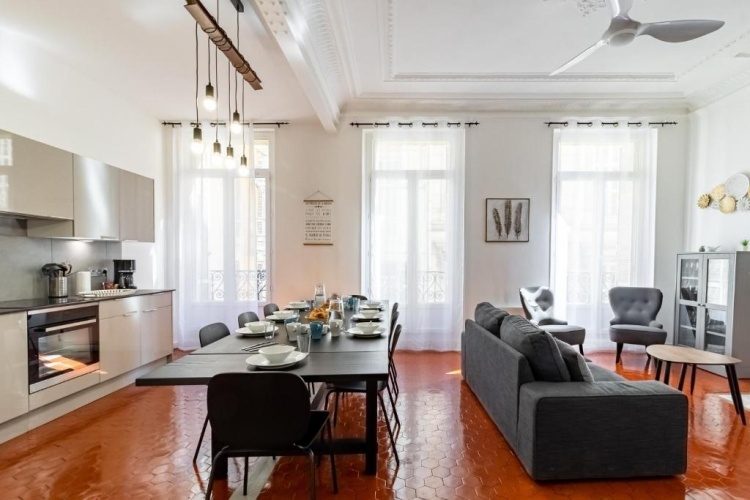 5 Bedrooms Apartment