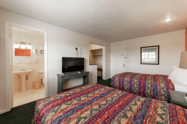 Captain's Table Hotel